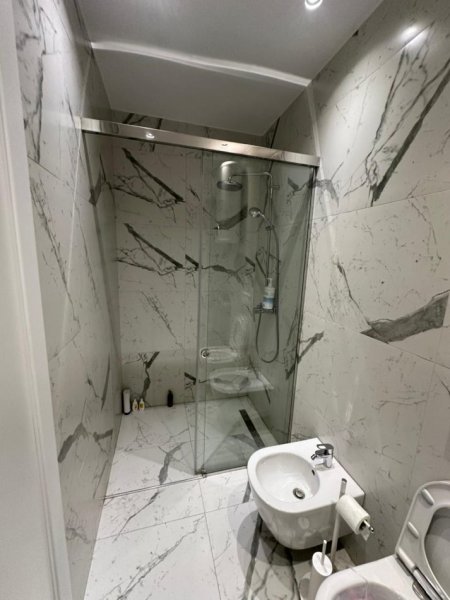 Tirane, jepet me qera apartament 3+1+Ballkon Kati 11, 120 m² 990 € (Pallati i Eglo Light, Astir, Tiranë)