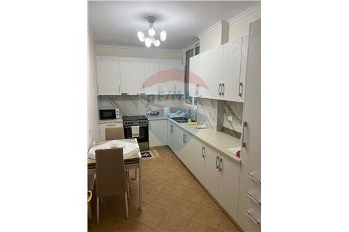 Tirane, jepet me qera apartament 2+1+Ballkon , 100 m² 800 € (rruga e kavajes)