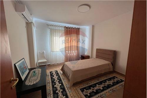 Tirane, jepet me qera apartament 2+1+Ballkon , 100 m² 800 € (rruga e kavajes)