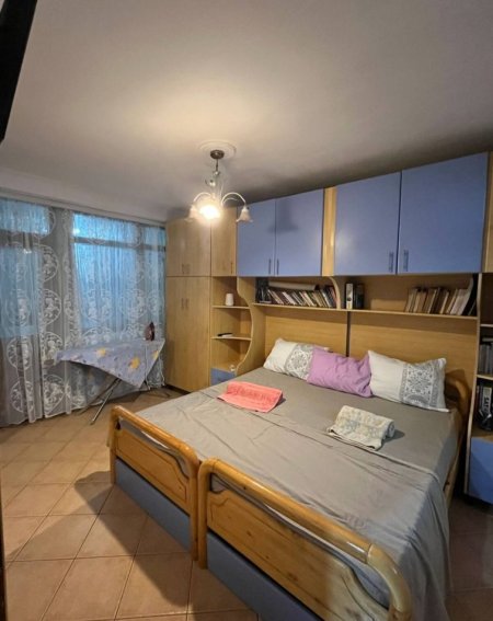 Tirane, jepet me qera apartament 2+1+Ballkon Kati 2, 80 m² 650 € (Rruga muhamet gjollesha , 21 dhjetori . prane mozaikut)
