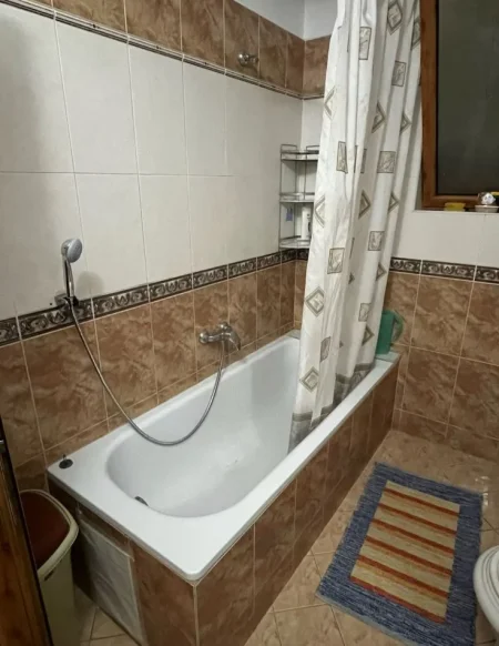 Tirane, jepet me qera apartament 2+1+Ballkon Kati 2, 80 m² 650 € (Rruga muhamet gjollesha , 21 dhjetori . prane mozaikut)
