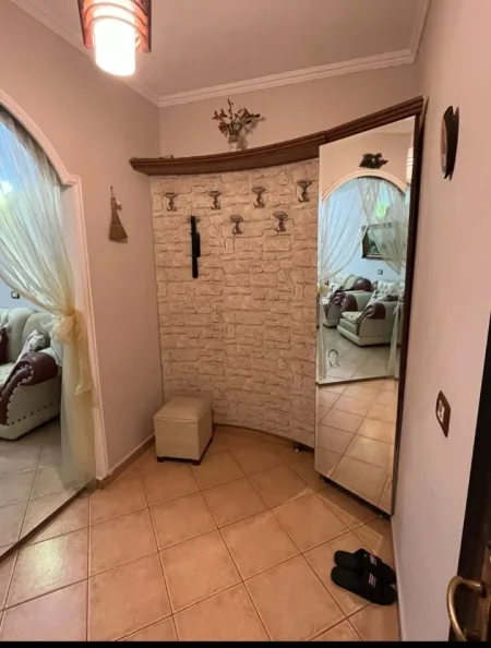 Tirane, jepet me qera apartament 2+1+Ballkon Kati 2, 80 m² 650 € (Rruga muhamet gjollesha , 21 dhjetori . prane mozaikut)