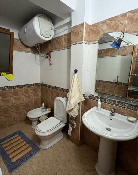 Tirane, jepet me qera apartament 2+1+Ballkon Kati 2, 80 m² 650 € (Rruga muhamet gjollesha , 21 dhjetori . prane mozaikut)
