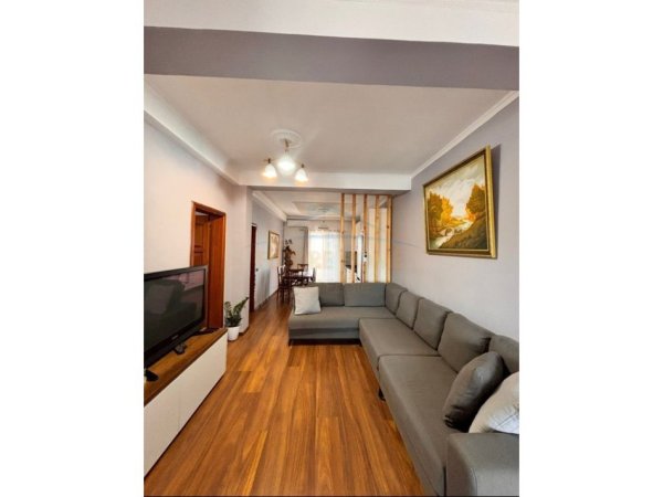 Tirane, jepet me qera apartament 2+1 Kati 2, 90 m² 550 € (Rruga 5 Maji, Tirane)