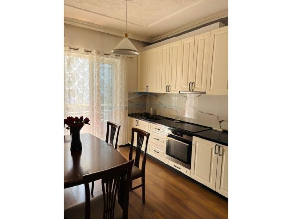 Tirane, jepet me qera apartament 2+1 Kati 2, 90 m² 550 € (Rruga 5 Maji, Tirane)