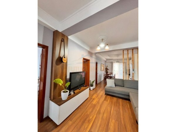 Tirane, jepet me qera apartament 2+1 Kati 2, 90 m² 550 € (Rruga 5 Maji, Tirane)
