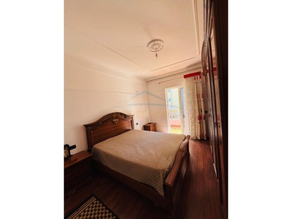 Tirane, jepet me qera apartament 2+1 Kati 2, 90 m² 550 € (Rruga 5 Maji, Tirane)