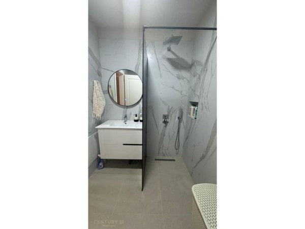 Tirane, jepet me qera apartament 2+1 Kati 5, 85 m² 900 € (Rruga e Elbasanit)