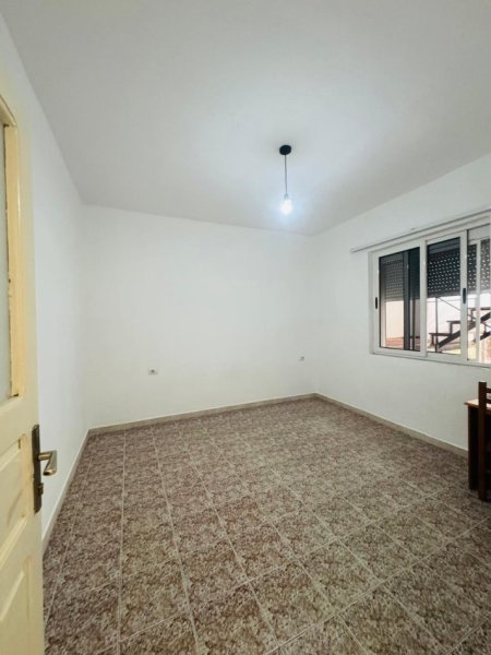 Tirane, jepet me qera apartament 2+1+Ballkon Kati 2, 85 m² 600 € (Myslym shyri , prane intersport)