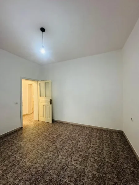 Tirane, jepet me qera apartament 2+1+Ballkon Kati 2, 85 m² 600 € (Myslym shyri , prane intersport)