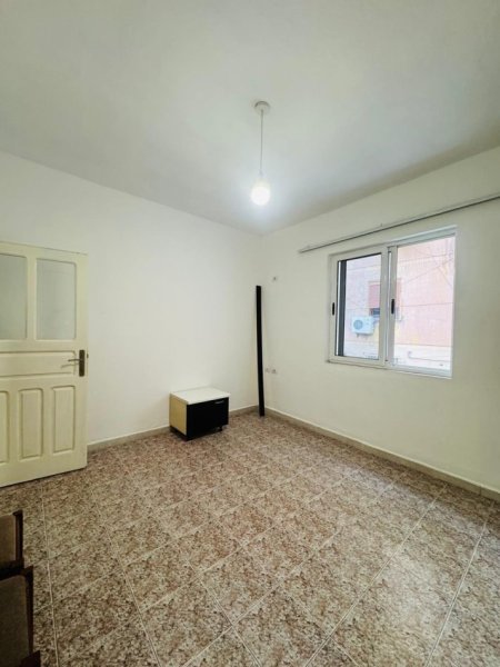 Tirane, jepet me qera apartament 2+1+Ballkon Kati 2, 85 m² 600 € (Myslym shyri , prane intersport)