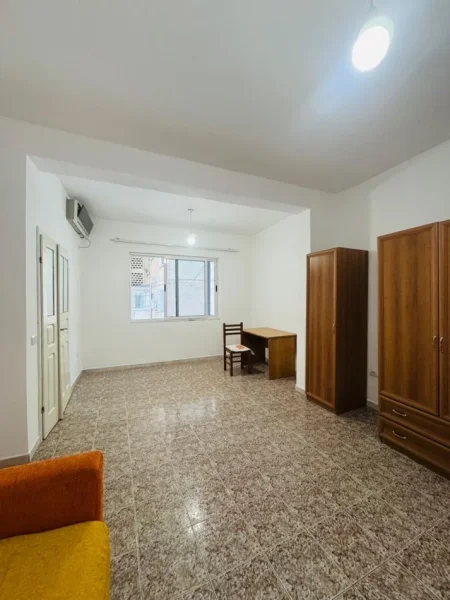 Tirane, jepet me qera apartament 2+1+Ballkon Kati 2, 85 m² 600 € (Myslym shyri , prane intersport)
