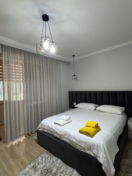 Tirane, jepet me qera apartament 1+1 Kati 4, 65 m² 900 € (Blloku)