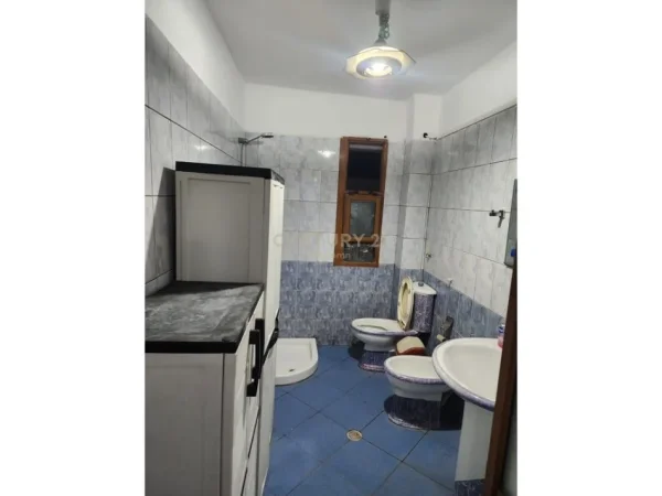 Tirane, jepet me qera apartament Kati 5, 89 m² 390 € (Ura e Institutit)