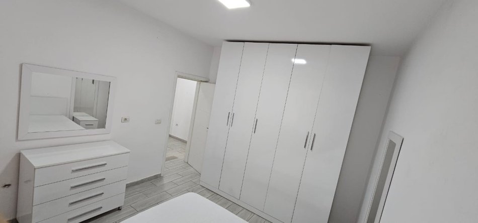 Tirane, jepet me qera apartament 1+1 Kati 3, 60 m² 600 € (RRUGA E BARRIKADAVE)