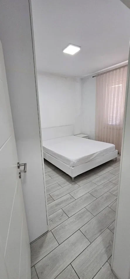 Tirane, jepet me qera apartament 1+1+Ballkon Kati 3, 50 m² 600 € (rruga barrikadave)
