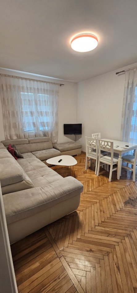 Tirane, jepet me qera apartament 1+1+Ballkon Kati 3, 50 m² 600 € (rruga barrikadave)