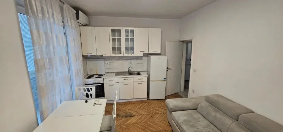 Tirane, jepet me qera apartament 1+1+Ballkon Kati 3, 50 m² 600 € (rruga barrikadave)