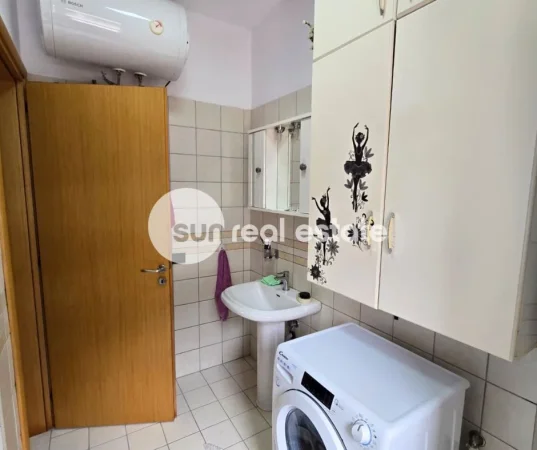 Shkoder, jepet me qera apartament 2+1+Ballkon Kati 1, 98 m² (PRANE GJUHADOL)