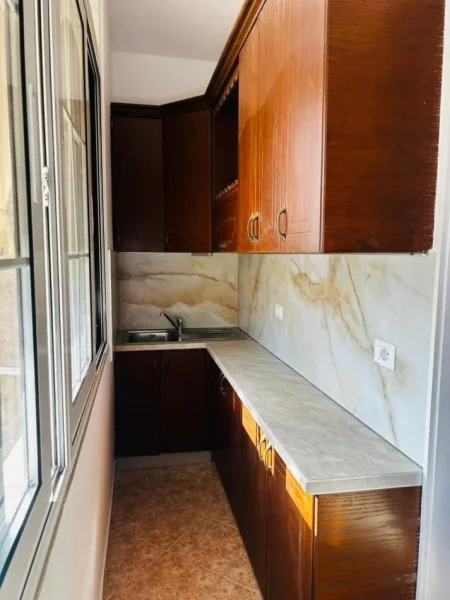 Tirane, jepet me qera apartament 2+1 Kati 5, 75 m² 500 € (restorant durresi)