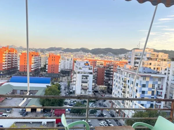 Tirane, jepet me qera apartament 1+1+Ballkon Kati 10, 77 m² 600 € (RRUGA E KAVAJES)