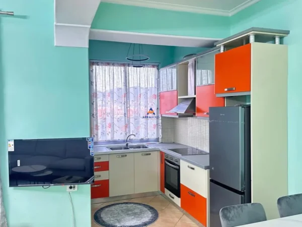 Tirane, jepet me qera apartament 1+1+Ballkon Kati 10, 77 m² 600 € (RRUGA E KAVAJES)