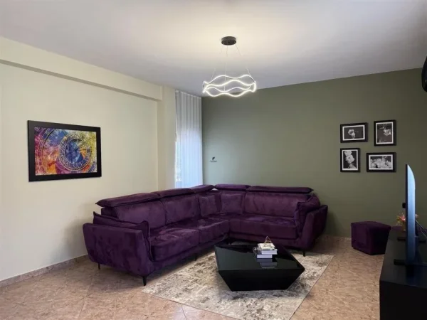 Tirane, jepet me qera apartament 2+1 Kati 3, 150 m² 550 € (PORCELAN)