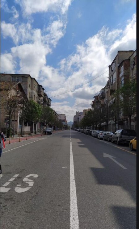 Tirane, jepet me qera ambient biznesi  Kati 1, 250 m² 20 € (tek rruga e Barrikadave)