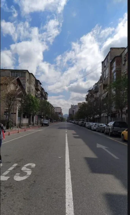 Tirane, jepet me qera ambient biznesi  Kati 1, 250 m² 20 € (tek rruga e Barrikadave)