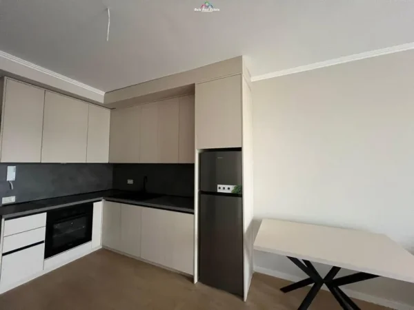 Tirane, jepet me qera apartament 1+1+Ballkon Kati 4, 70 m² 700 € (mine peza)