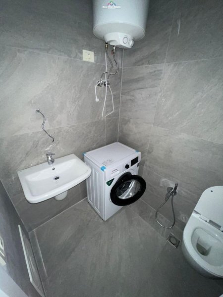 Tirane, jepet me qera apartament 1+1+Ballkon Kati 4, 70 m² 700 € (mine peza)