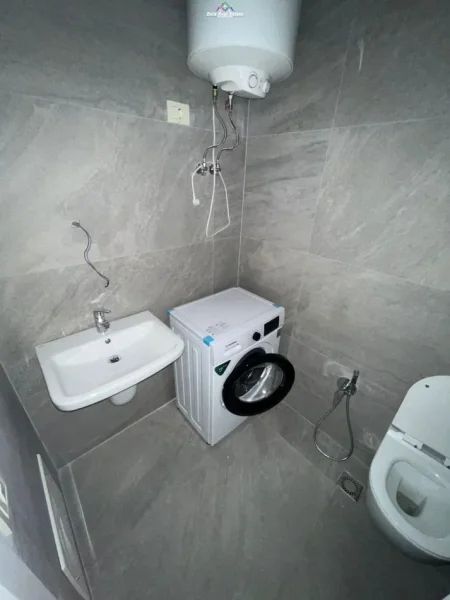 Tirane, jepet me qera apartament 1+1+Ballkon Kati 4, 70 m² 700 € (mine peza)