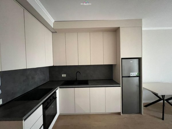 Tirane, jepet me qera apartament 1+1+Ballkon Kati 4, 70 m² 700 € (mine peza)