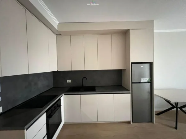 Tirane, jepet me qera apartament 1+1+Ballkon Kati 4, 70 m² 700 € (mine peza)