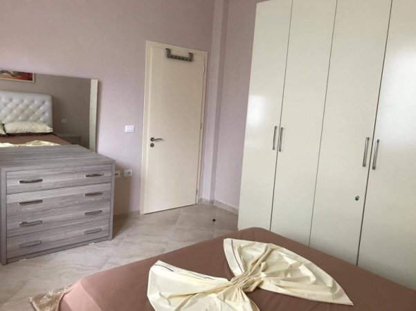 Tirane, jepet me qera apartament 1+1 Kati 1, 60 m² 370 € (fresku)