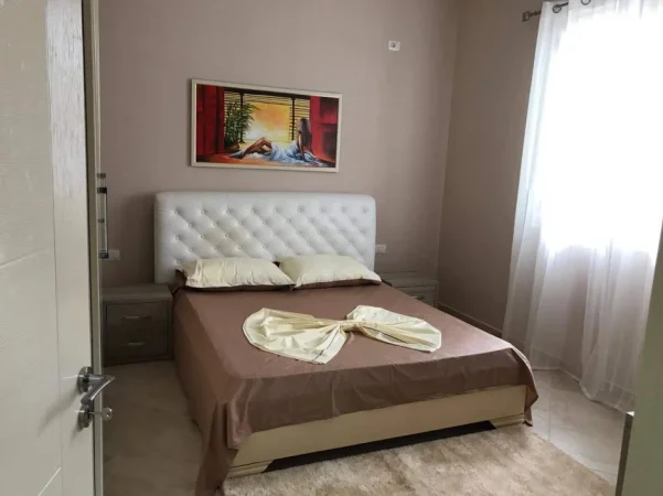 Tirane, jepet me qera apartament 1+1 Kati 1, 60 m² 370 € (fresku)