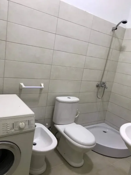 Tirane, jepet me qera apartament 1+1 Kati 1, 60 m² 370 € (fresku)
