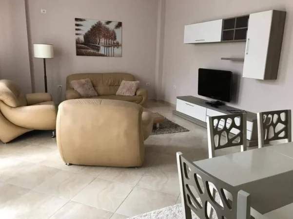 Tirane, jepet me qera apartament 1+1 Kati 1, 60 m² 370 € (fresku)