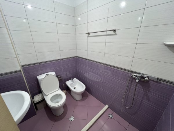 Tirane, jepet me qera apartament 2+1+Ballkon Kati 2, 130 m² 650 € (Astir, prane Ozone)