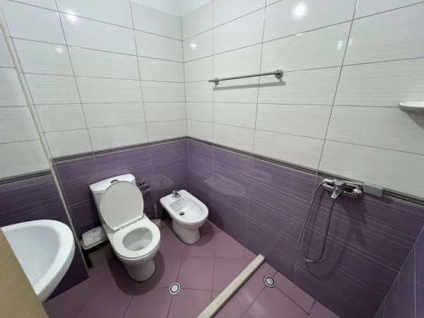 Tirane, jepet me qera apartament 2+1+Ballkon Kati 2, 130 m² 650 € (Astir, prane Ozone)