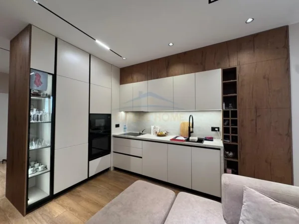 Tirane, shitet apartament 2+1+Ballkon Kati 2, 107 m² 180.000 € (Fresk)