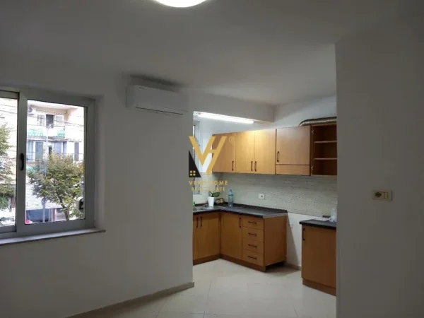 Tirane, jepet me qera apartament 2+1+Ballkon Kati 2, 90 m² 600 € (RRUGA QEMAL STAFA)