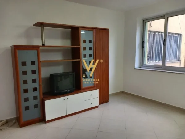 Tirane, jepet me qera apartament 2+1+Ballkon Kati 2, 90 m² 600 € (RRUGA QEMAL STAFA)