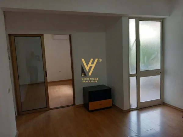 Tirane, jepet me qera apartament 2+1+Ballkon Kati 2, 90 m² 600 € (RRUGA QEMAL STAFA)