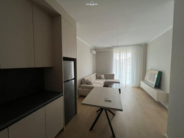 Tirane, jepet me qera apartament 1+1+Ballkon Kati 3, 70 m² 700 € (mine peza)