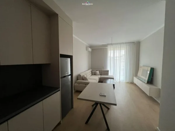 Tirane, jepet me qera apartament 1+1+Ballkon Kati 3, 70 m² 700 € (mine peza)
