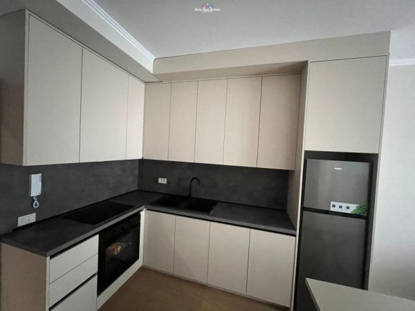 Tirane, jepet me qera apartament 1+1+Ballkon Kati 3, 70 m² 700 € (mine peza)
