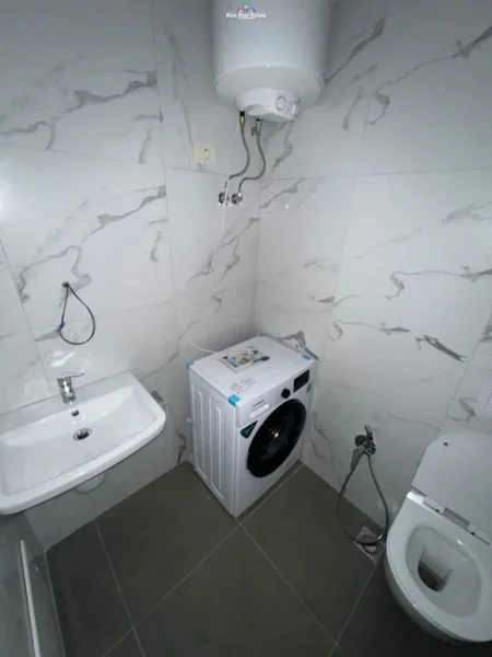 Tirane, jepet me qera apartament 1+1+Ballkon Kati 3, 70 m² 700 € (mine peza)