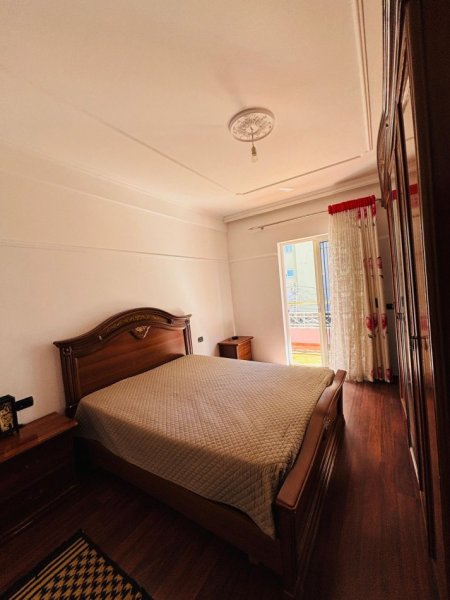 Tirane, jepet me qera Vile 2+1 Kati 2, 90 m² 550 € 