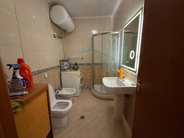 Tirane, jepet me qera apartament 3+1 Kati 7, 130 m² 1.000 € (PAZARI I RI)
